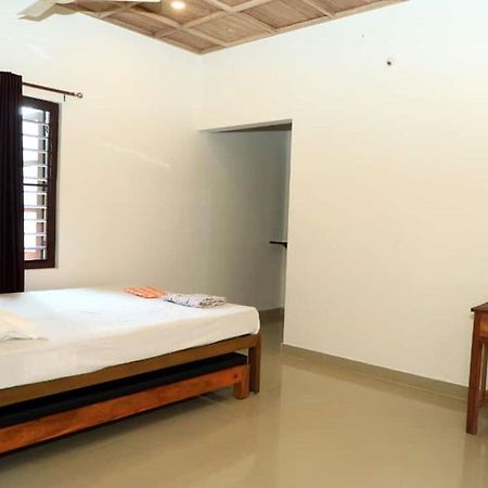 The Munroe Vibes Inn Mundrothuruth Dış mekan fotoğraf