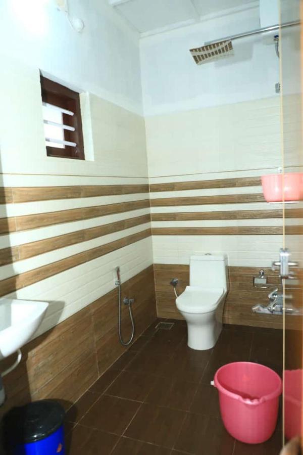 The Munroe Vibes Inn Mundrothuruth Dış mekan fotoğraf