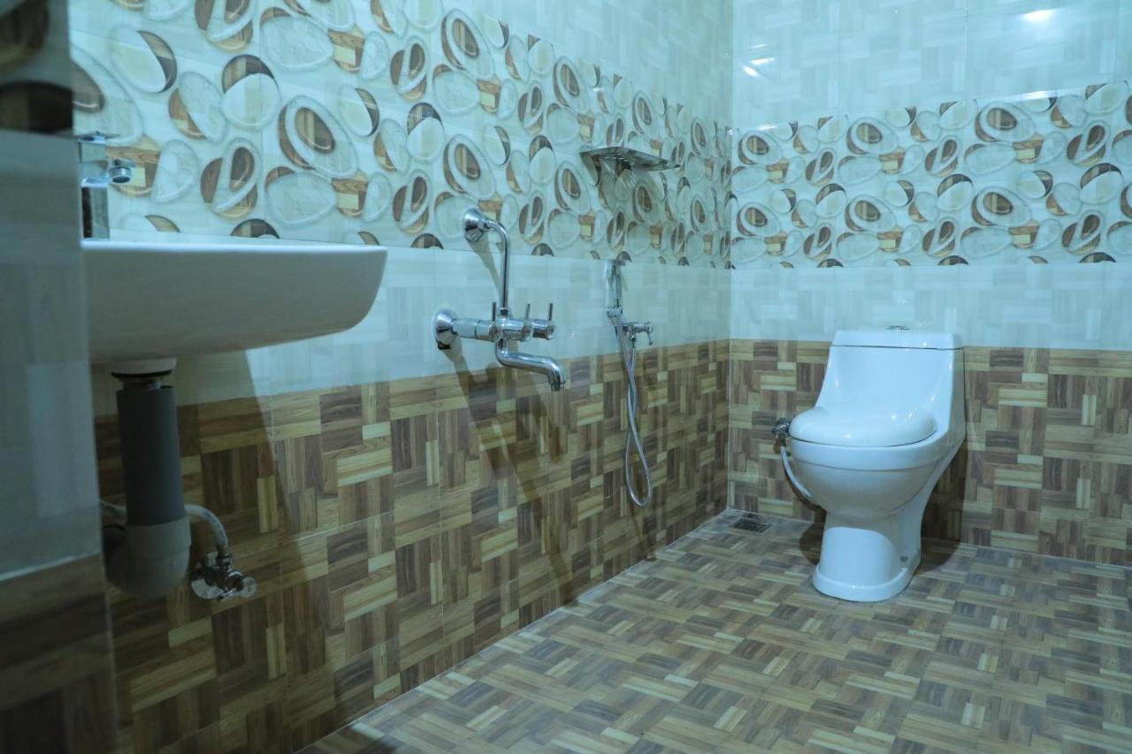 The Munroe Vibes Inn Mundrothuruth Dış mekan fotoğraf