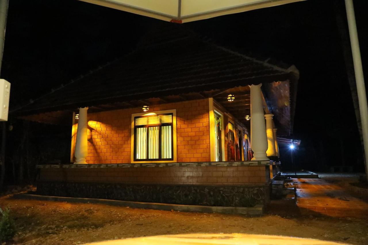 The Munroe Vibes Inn Mundrothuruth Dış mekan fotoğraf