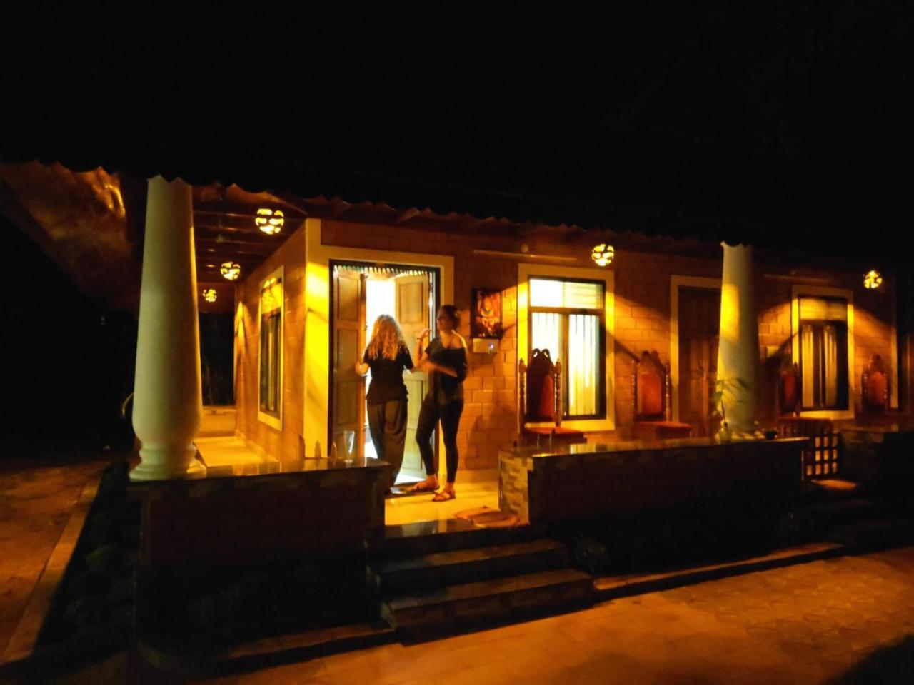 The Munroe Vibes Inn Mundrothuruth Dış mekan fotoğraf