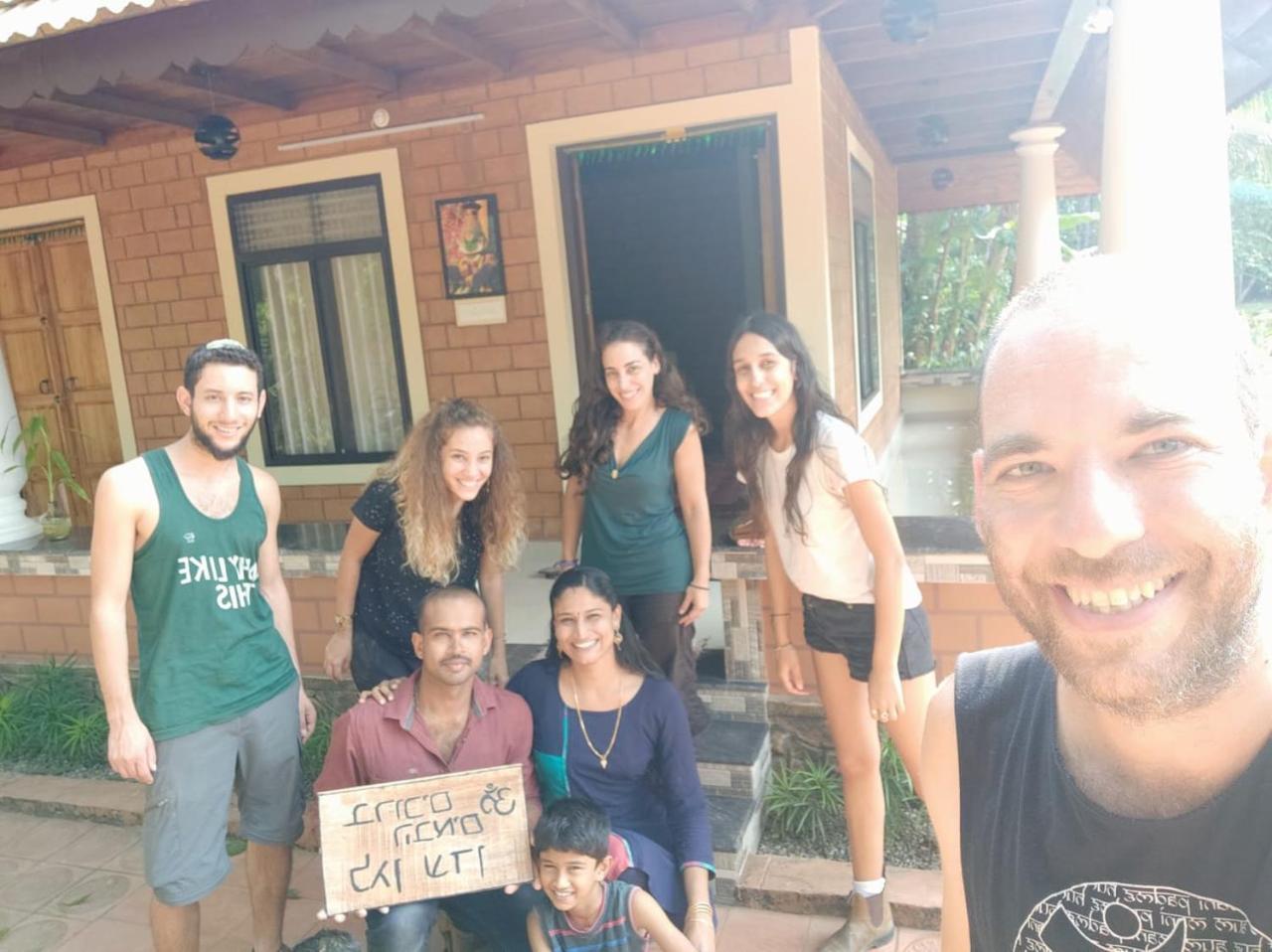 The Munroe Vibes Inn Mundrothuruth Dış mekan fotoğraf