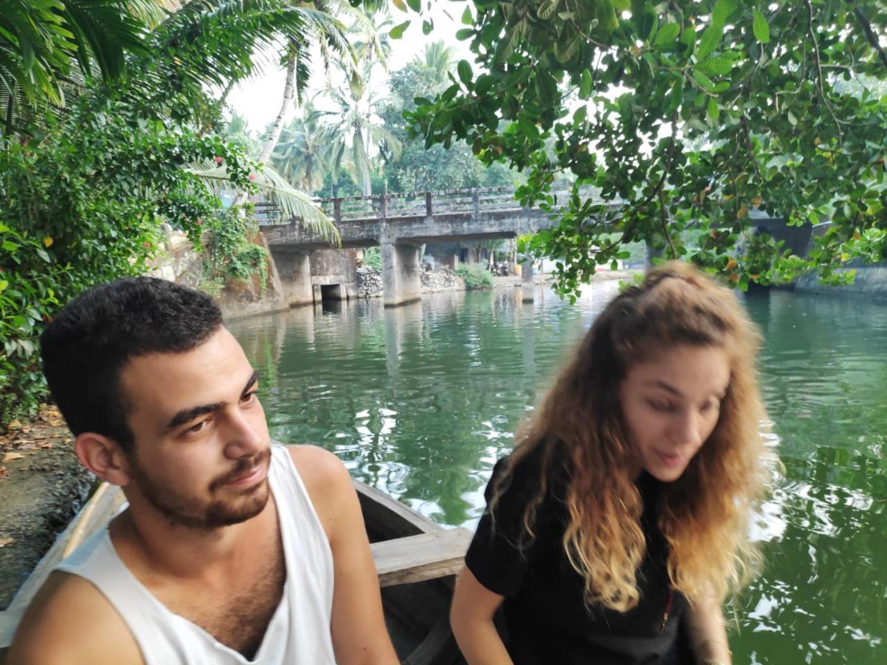 The Munroe Vibes Inn Mundrothuruth Dış mekan fotoğraf