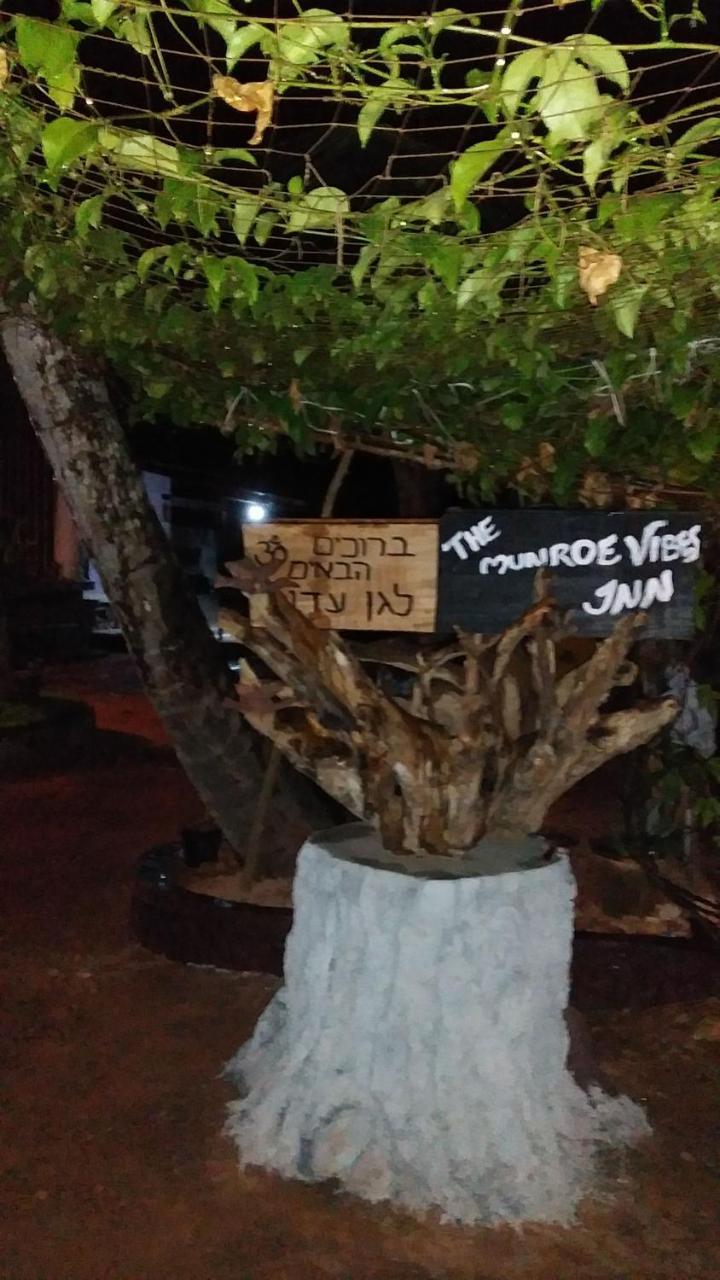 The Munroe Vibes Inn Mundrothuruth Dış mekan fotoğraf